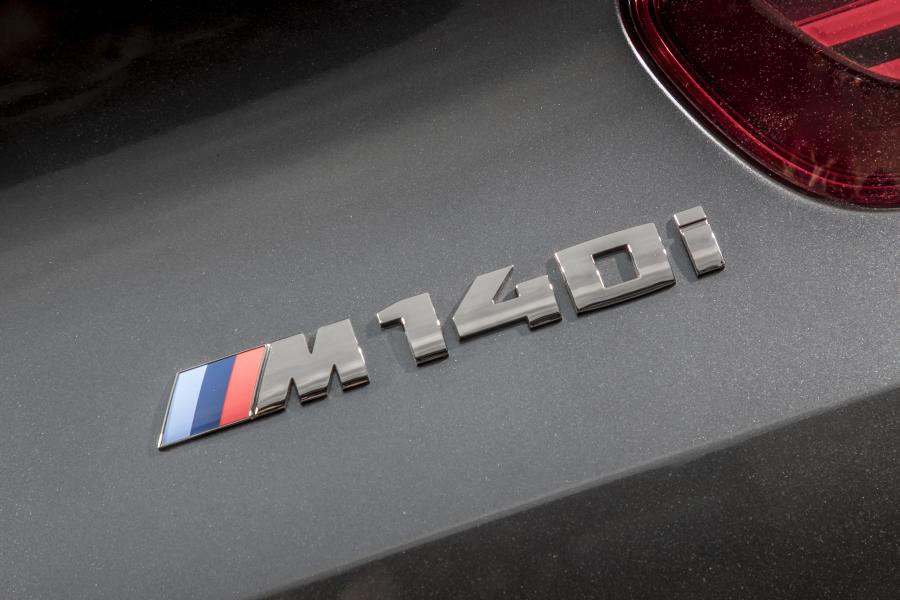 Логотип BMW M140i 3-Door (F21) 2016 года  (UK) (фото 9 из 17)
